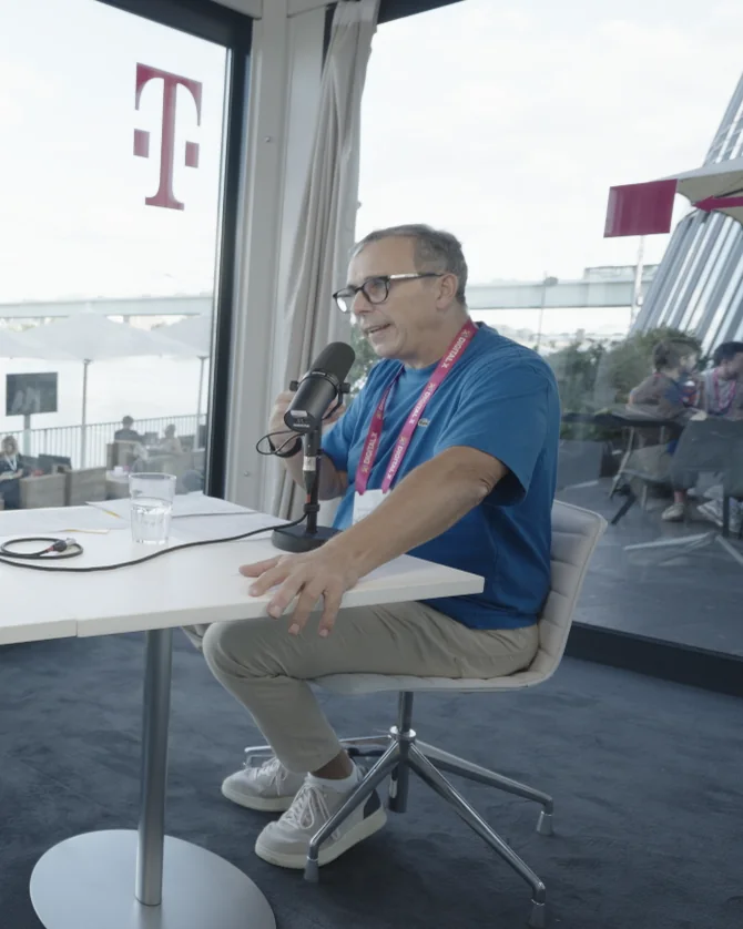 Thomas Joos bei einer Podcast-Aufzeichnung im Studio auf der Digital X 2026 in Köln