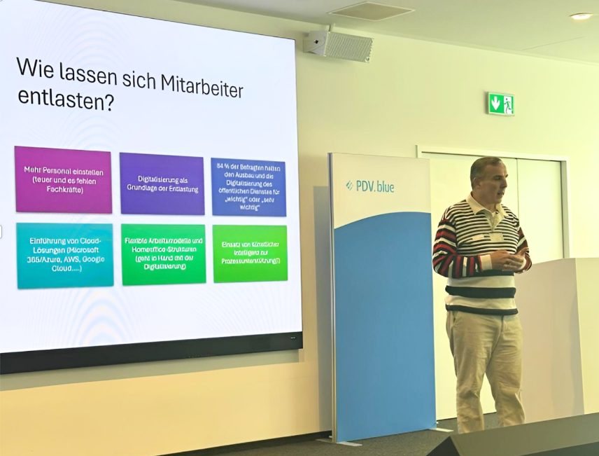 Thomas Joos bei Präsentation vor Publikum